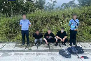 这下不妙啊？！阿伦防守落地90度崴脚 一瘸一拐被搀扶出场